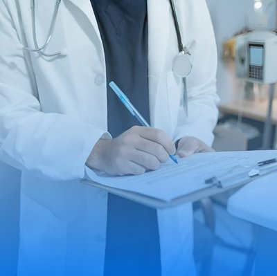врач делает записи в планшете доктор держит в руках планшет и делает в нём записи